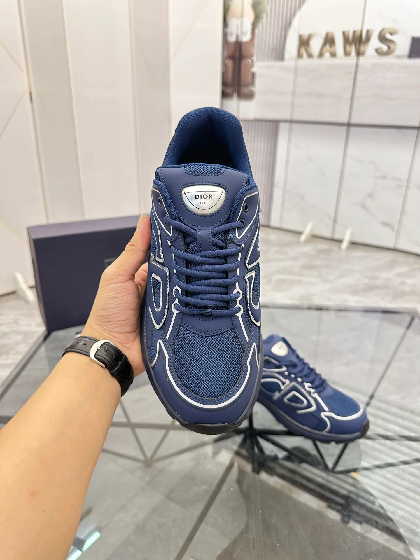 Men's shoes: 💰P400¥ Available in Guangzhou Product trademark: Dior* "Dior*" low-top casual shoes Regular size: 35-46 (can be customized to 47) Couple style Product materials: Upper imported cowhide stitched with original fabric, breathable lining, ultra-light foam original outsole. No.: 007